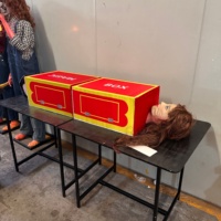 Gruselige Simulations-Zauberbox mit Fake-Menschenkopf aus Metall, Wasserfeste Dekoration für Geisterhäuser, Horror-Tricks und Freizeitparks