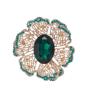 Broche en cristal vert émeraude ovale grande taille, à facettes multiples, au design orné ajouré, à motif floral baroque victorien et filigrané - Product Image 3