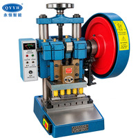 Machine de poinçonnage pour réaliser différents procédés de poinçonnage, machine de poinçonnage pour plaques de cadres de grilles de ventilation perforées
