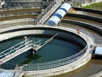 Usine de traitement des eaux usées clarificateur de boue réservoir d'eau de sédimentation grattoir à boues de type pont