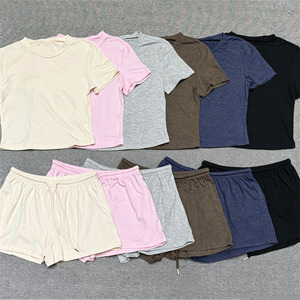 Conjunto de Dos Piezas Personalizado con Logotipo para Mujer, Camiseta Corta de Cuello Redondo y Manga Corta, Pantalones Cortos con Cordón, Múltiples Colores, Ropa Informal de Seda - Product Image 1