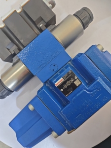 วาล์วควบคุมทิศทางแบบสัดส่วน Rexroth 4WRZE16W8-150-7X/6EG24N9EK31/F1D3M รุ่น R900757605 - Product Image 2
