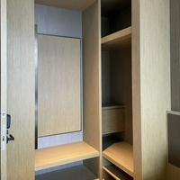 Ensemble de meubles de chambre à coucher modernes en bois massif et MDF avec rangement et design sculpté manuel pour usage hôtelier