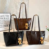 Grand sac fourre-tout en cuir PU pour femme, sac à main vintage à bandoulière avec pendentif ours pour le travail et les trajets quotidiens