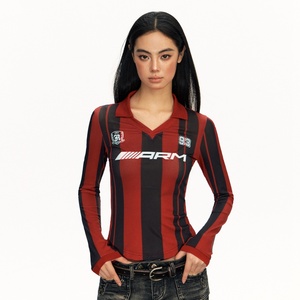 เสื้อยืดฟุตบอลปักลายตาข่ายสไตล์อเมริกัน เสื้อกีฬาวิทยาลัย เบสบอลย้อนยุค คอวี เสื้อฟุตบอล 24/25 สำหรับผู้หญิง - Product Image 2