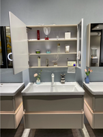 Set Meja Rias Kamar Mandi Modern yang Dipasang di Dinding dengan Kabinet Cermin LED Pintar, Lemari Penyimpanan Cokelat Muda, dan Wastafel Keramik