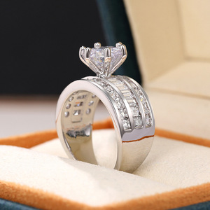 Anello a Tre File di Cristalli Scintillanti per Donne e Uomini, Gioiello da Dito alla Moda e Accattivante - Product Image 3