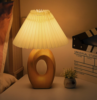 Lampe de table vintage plissée de style nordique en céramique pour chambre/étude, lampe de chevet haut de gamme, éclairage d'ambiance décoratif, veilleuse