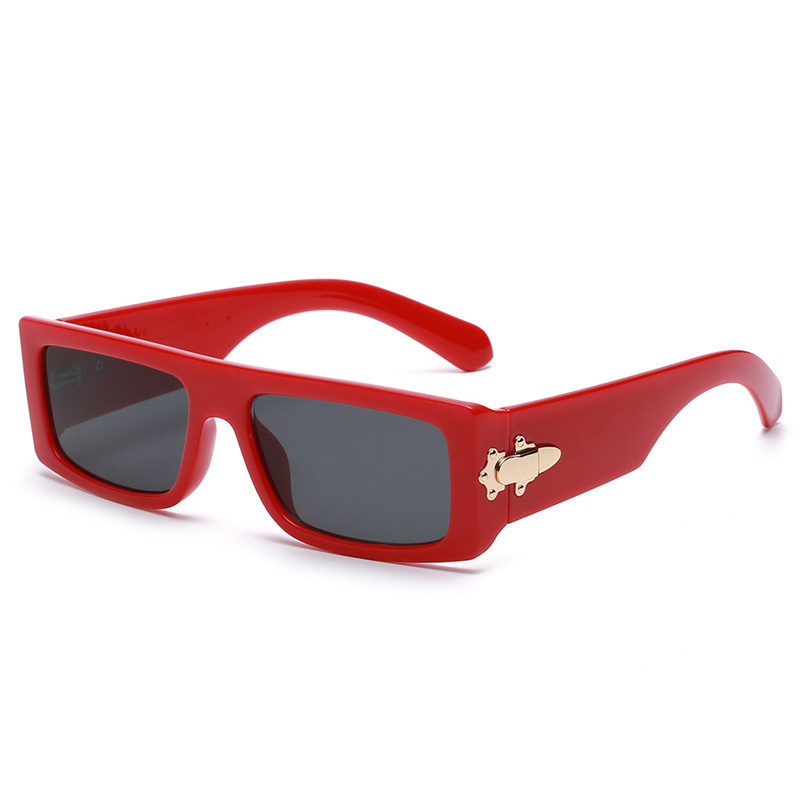 C3 cadre rouge film noir et gris