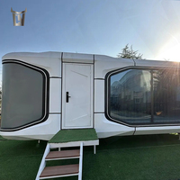 Capsule spatiale préfabriquée innovante en acier – Maison intelligente durable, cabane de glamping moderne, salon/chambre portable de haute technologie