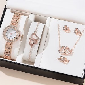 Ensemble d'accessoires de montre tendance INS <span class=keywords><strong>pour</strong></span> <span class=keywords><strong>femme</strong></span>, avec breloques en alliage et verre, cadran romain en forme de cœur, 32 mm, 5 pièces, diamants incrustés, mouvement à quartz, coffret <span class=keywords><strong>cadeau</strong></span> - Product Image 3
