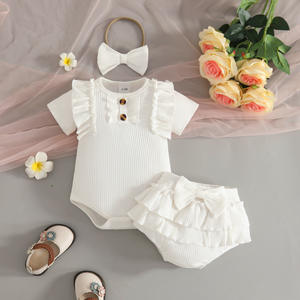 Conjunto de Verão 2026 para Bebê Menina: Macacão Curto de Malha Canelada com Manga Curta + Shorts de Malha Canelada + Faixa de Cabelo com Laço (Conjunto de Três Peças) - Product Image 2