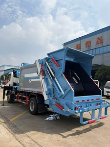 Camion à ordures compacteur Howo 4*2 6cbm avec grue et chargement arrière - Product Image 4
