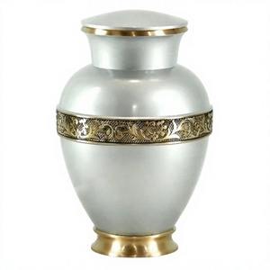 Urna de latón grabada con superficie pulida para recordar a seres queridos por Axiom Home Accents con un diseño elegante y hermoso. - Product Image 1