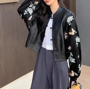 Mantel gaya pendek wanita, jaket kulit kancing simpul wanita desain bordir leher bulat gaya Tiongkok 2024