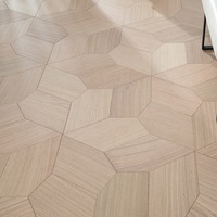 Plancher en bois de parquet en chêne blanc clair, motif irrégulier incurvé, panneau mural de fond, planchers en bois d'ingénierie