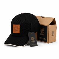 Gorra de béisbol trucker premium de 5 paneles con malla completa, parche personalizado en relieve, visera curva y cierre de hebilla metálica, diseño deportivo y a la moda.