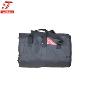 Alfombra de picnic plegable gris impermeable al aire libre personalizada en un estilo de bolsa con asa de transporte y bolsillo lateral