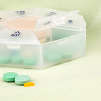 Pilulier en plastique personnalisé en gros 7 jours avec braille hebdomadaire tablette conteneur polygone médecine cas de stockage organisateur