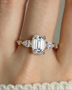 Fabricant de bijoux Luster, bagues de fiançailles et de mariage de luxe en or rempli 10K/14K/18K avec diamants de laboratoire taille émeraude, bijoux personnalisés - Product Image 3