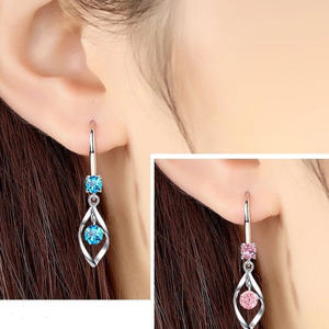 Pendientes Colgantes de Plata 925 Zuochi con Cristal Blanco y Diseño Geométrico, Joyería Clásica para Mujer, Ideal para Bodas - Product Image 6