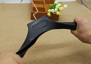 Cintres en plastique cintre large en plastique cintre plein en plastique cintre largeur épaule cintres en plastique pour chiffons - Product Image 4