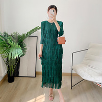 Robe de soirée plissée ample et décontractée à col rond et franges, couleur unie, longueur ras du sol, effet métallique, style Miyake, collection 2023, offre spéciale
