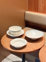 Assiettes en céramique à large bord, design minimaliste haut de gamme ; Assiettes à dîner, assiettes à salade et bols à soupe pour restaurants