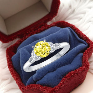 Anillo de Oro de 14K con Diseño Romántico de Nudo de Amor y Zafiro Amarillo - Product Image 1