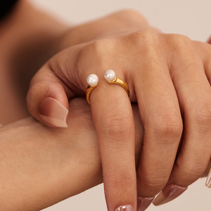 Anillo retro europeo y americano, anillo de acero inoxidable para mujer, estilo de alta gama, anillo abierto de titanio con perla. - Product Image 1