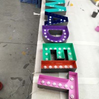 Lettres lumineuses personnalisées en forme de H avec effet de lumière dynamique |   Enseignes LED de haute qualité pour les devantures de magasins et la décoration d'événements