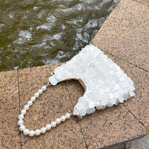 Pochette <span class=keywords><strong>de</strong></span> mariage délicate et éthérée <span class=keywords><strong>de</strong></span> style français avec fermeture éclair en nacre et sequins, ornée <span class=keywords><strong>de</strong></span> perles rondes, au charme féerique - Product Image 5