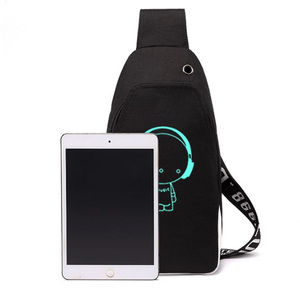 Venta al por mayor <span class=keywords><strong>de</strong></span> <span class=keywords><strong>Amazon</strong></span> hombro bolsa con puerto <span class=keywords><strong>de</strong></span> carga USB Honda bolso <span class=keywords><strong>bandolera</strong></span> luminosa imagen personalizada bolsa - Product Image 6