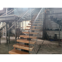 Escalier droit de style industriel moderne avec garde-corps en verre transparent et marches en pin massif