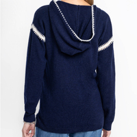 Pull à col en V personnalisé avec surpiqûres contrastées, en mélange de laine et de cachemire, à capuche