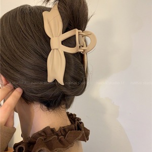 กิ๊บติดผมรูปปลาฉลามสีเบจครีมอ่อนโยนด้านหลังสไตล์ยุโรปและอเมริกัน - Product Image 3