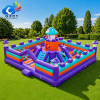 Aire de jeux gonflable sur le thème des champignons pour enfants avec toboggan et parcours d'obstacles pour location commerciale, parcs et événements