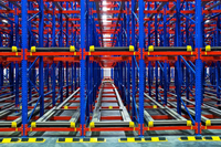 Système de rayonnage à chariots radio réglable et thermolaqué pour centres logistiques à grande échelle