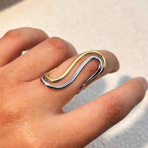 Anillos de acero inoxidable ajustables chapados en oro de 18 quilates, joyería de moda con diseño moderno de dos tonos - Product Image 1