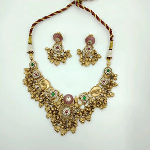 Conjunto de Collar Gargantilla de Plata Estilo Herencia con Diseño de Moneda Tradicional en Oro y Piedras Verdes y Rosas con Pendientes a Juego - Product Image 2