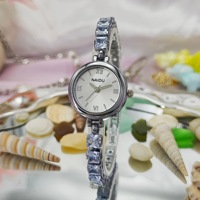 Nuevo reloj de pulsera con incrustaciones de diamantes para mujer, estilo retro, resistente al agua, de alta gama, estilo exclusivo.