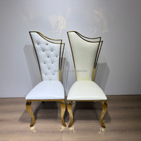 Chaise de salle à manger de luxe à dossier haut en cuir PU blanc, avec piètement en acier inoxydable doré, idéale pour mariages, banquets, événements et locations.