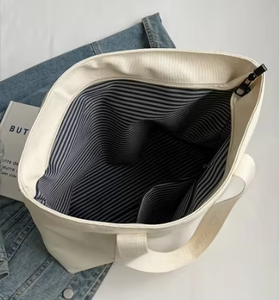 Sac fourre-tout en toile de coton personnalisé avec logo de marque pour le sport et le style de vie actif, idéal pour la salle de sport - Product Image 4