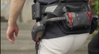 Exosquelette motorisé pour les membres inférieurs, avec protection durable des hanches et du bassin, pour la marche