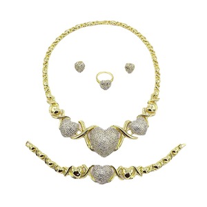 Vente en gros de bijoux classiques en alliage plaqué or 'I Love You' Embrasser et embrasser pour <span class=keywords><strong>la</strong></span> mariée pour les occasions d'anniversaire - Product Image 1