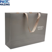 Créez un emballage pliable innovant et luxueux en papier cosmétique avec finition UV pour vêtements, huiles essentielles, parfums et cadeaux