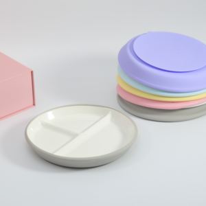 8インチの磁器製幼児用プレート、吸盤付き、滑り止めシリコンスリーブ付きセラミックプレート、仕切り付き子供用離乳食セットセラミックプレート - Product Image 1