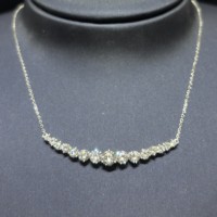 Collier pendentif style Stars Smile en or blanc 18 carats avec serti clos et diamant de laboratoire taille brillant rond
