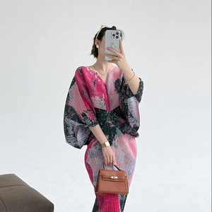 <span class=keywords><strong>Abito</strong></span> <span class=keywords><strong>Lungo</strong></span> Plissettato Miyake da Donna <span class=keywords><strong>con</strong></span> <span class=keywords><strong>Maniche</strong></span> <span class=keywords><strong>a</strong></span> <span class=keywords><strong>Pipistrello</strong></span> e Colore Sfumato, Vestito Casual Modesto Stampato per Donne - Product Image 1