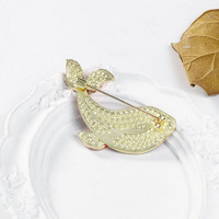 Nouvelle conception cadeaux décoration émail cristal bleu baleine broche gros logo personnalisé strass métal baleine broche avec vêtements
